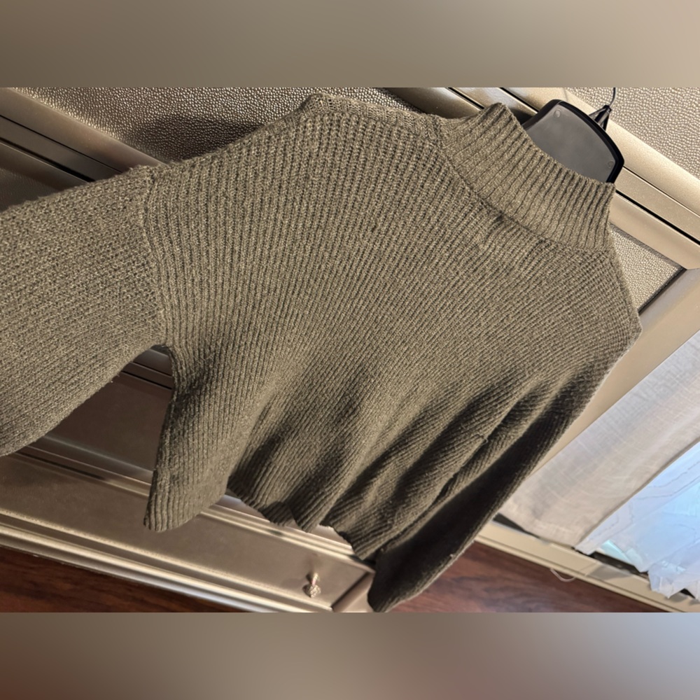 Green pullover - Picture 2 of 3